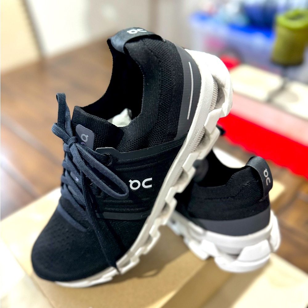 ON Cloudswift 3 women’s size 7. Color Black. Worn only once in great condition.